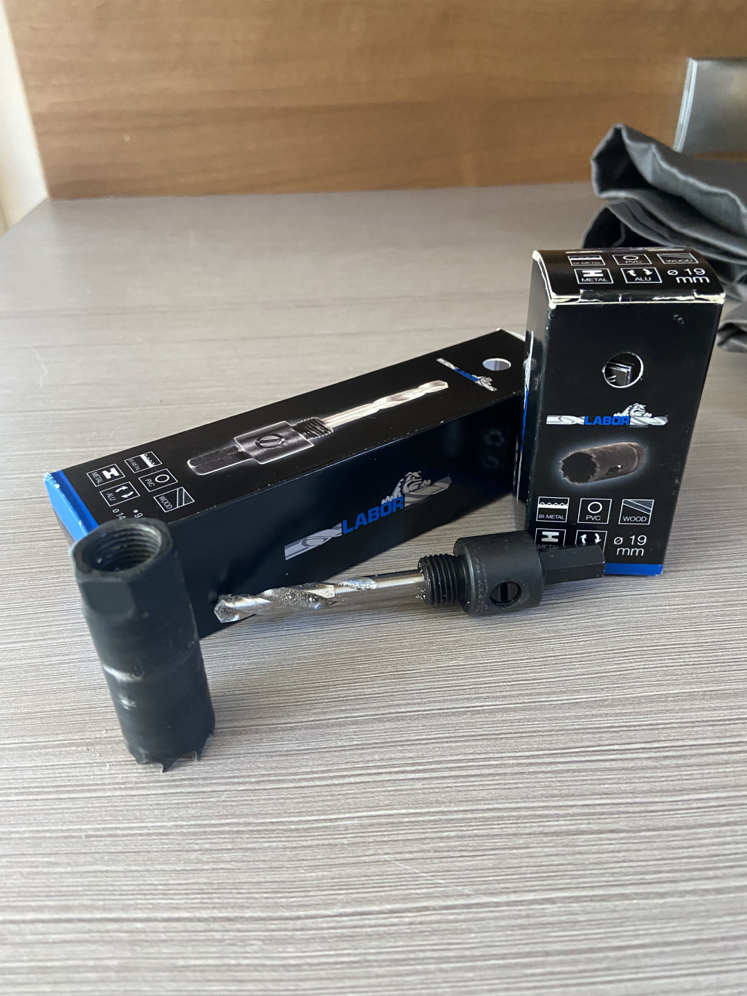 19 mm hole saw with holder