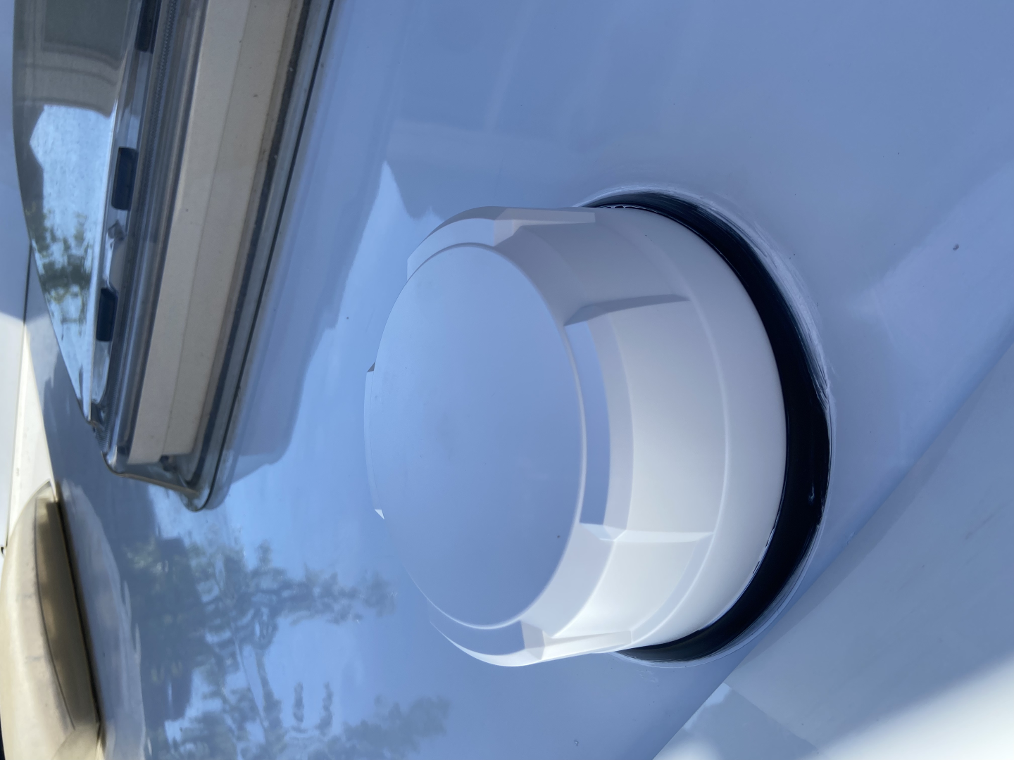 Antenna on the roof without pressure